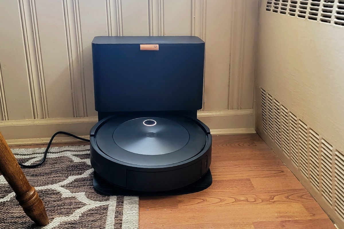 iRobot Roomba j7+ charging